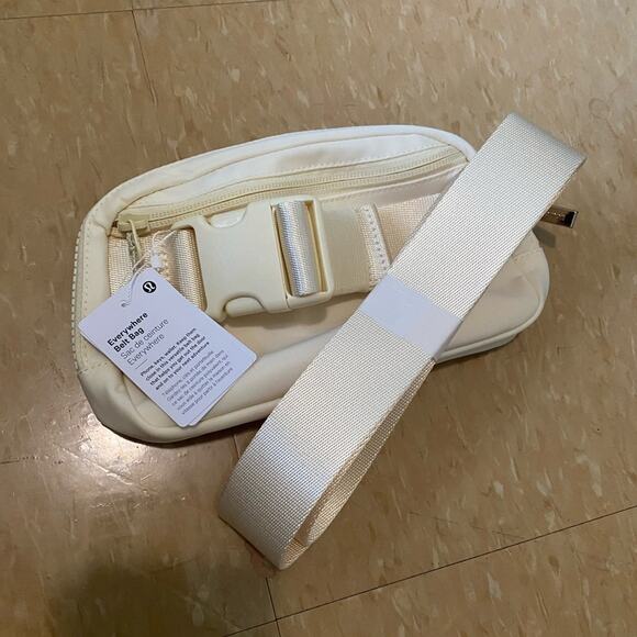 NWT Lululemon Everywhere Belt Bag 1L - Picture 4 of 5